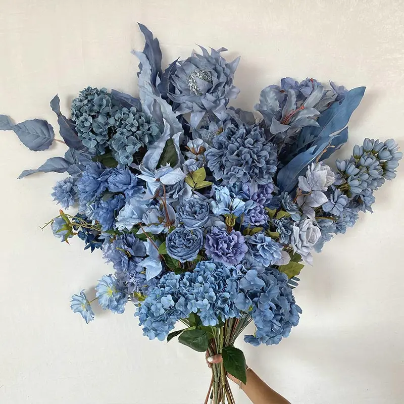 Como as elegantes flores de seda artificial azul empoeirada estão mudando as tendências da decoração moderna?